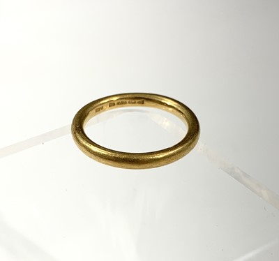 Lot 2444 - A 22ct gold band 6.5gm