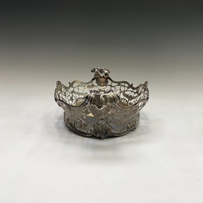 Lot 2010 - A fine bread basket by Daniel & John Wellby...