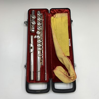 Lot 314 - A cased Yamaha flute, model number YFL211s and...