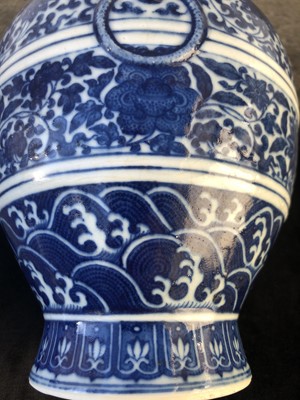 Lot 125 - A Chinese blue and white porcelain archaistic...