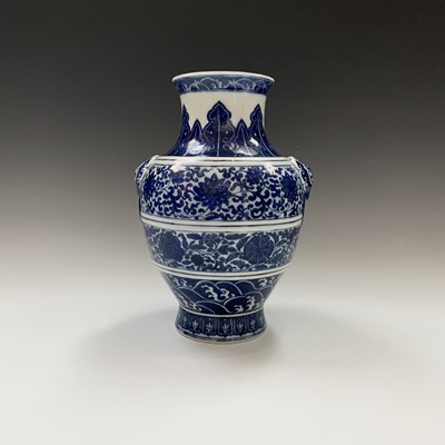 Lot 32 - A Chinese blue and white porcelain archaistic...