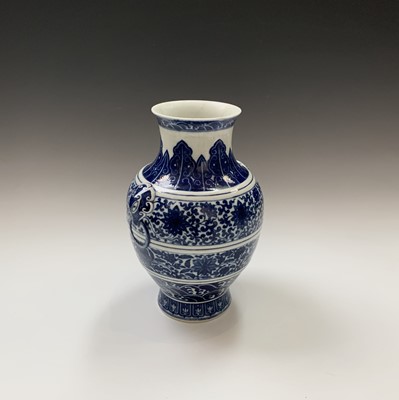 Lot 32 - A Chinese blue and white porcelain archaistic...
