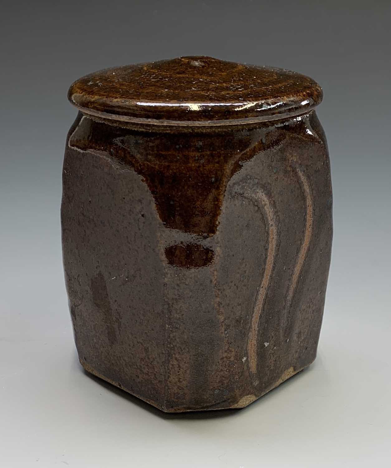 Lot 544 - Scott MARSHALL (1936-2008) A small lidded pot...