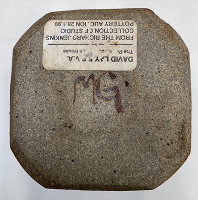 Lot 544 - Scott MARSHALL (1936-2008) A small lidded pot...