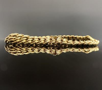 Lot 484 - An 18ct gold multilink bracelet 21.1gm