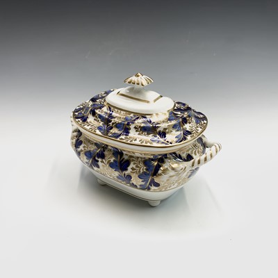 Lot 877 - A Bloor Derby porcelain sugar box and cover,...