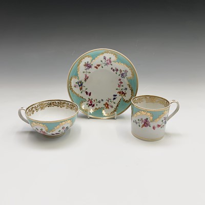 Lot 882 - A Derby porcelain trio, circa 1800, the...