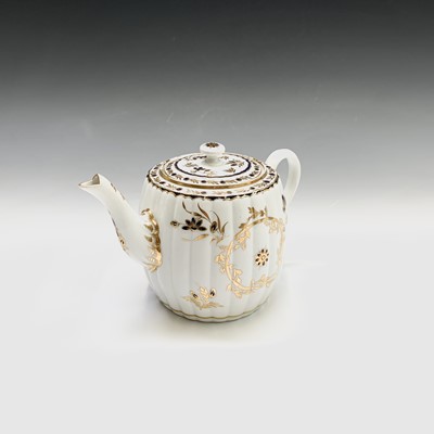 Lot 888 - A rare Flight Worcester porcelain teapot and...