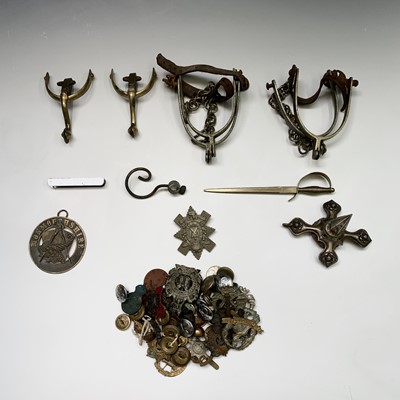 Lot 216 - VARIOUS MILITARY BADGES + BUTTONS: A box...