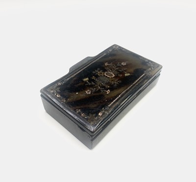 Lot 401 - A pique tortoiseshell snuff box