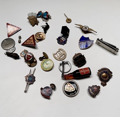 Lot 264 - MILITARY BADGES + BUTTONS contained in small...