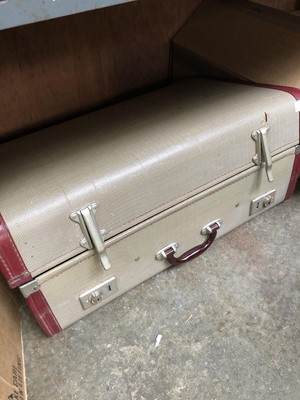 Lot 40 - A vintage traveller's suitcase.