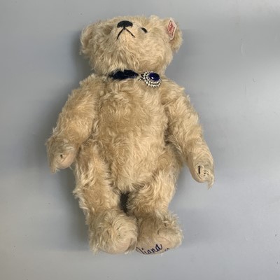 Lot 562 - Teddy Bear - Boxed Steiff growler. Mohair...