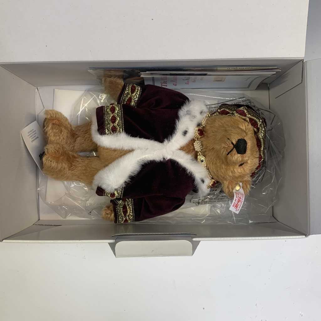 Lot 565 - Teddy Bear - Boxed Steiff. Henry VIII 2009...