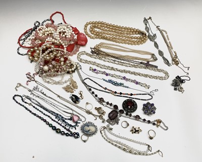 Lot 700 - Costume jewellery