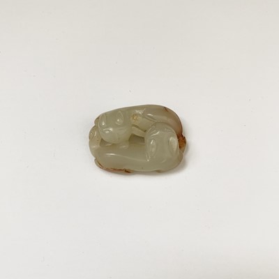 Lot 23 - A Chinese jade carving of double felines, Qing...