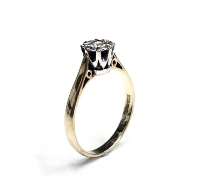 Lot 569 - An 18ct gold solitaire diamond ring. L1/2-M...