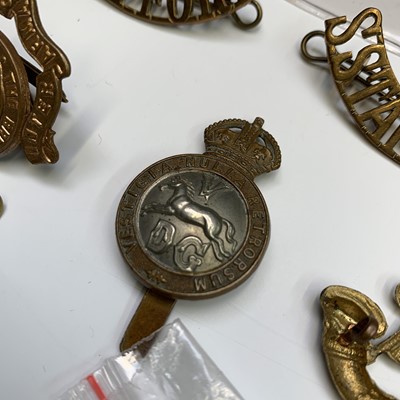 Lot 287 - CAP BADGES, MILITARY BUTTONS ETC. Lot includes:...