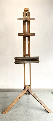 Lot 444 - A mahogany artists studio easel on tripod base.