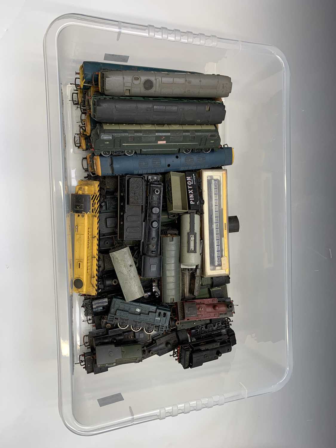 Lot 613 - RAILWAY OO GAUGE: A red lidded box containing...