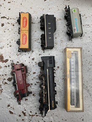 Lot 613 - RAILWAY OO GAUGE: A red lidded box containing...