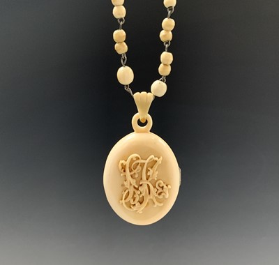 Lot 195 - A Chinese ivory canton locket and chain, early...