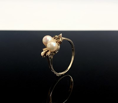 Lot 616 - A 9ct gold ring set two pearls