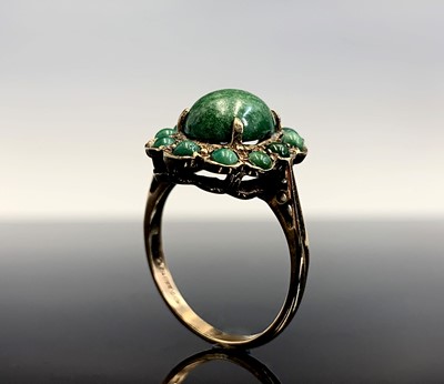 Lot 602 - A 9ct gold jade set ring 4.1gm