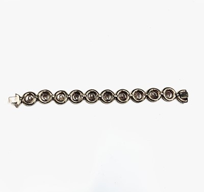 Lot 515 - A vine cast 9ct gold bracelet 20.5gm