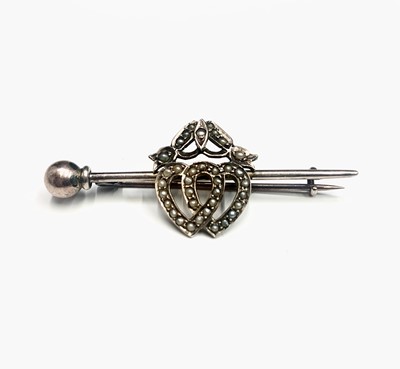 Lot 723 - A Victorian gold bar brooch with pearl set...