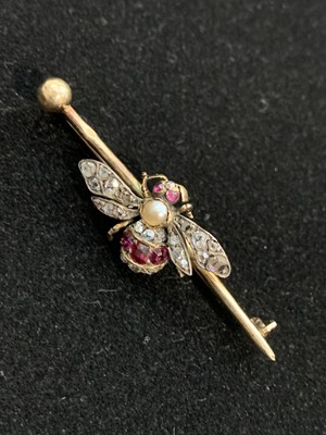 Lot 308 - A good Victorian gold bumble bee brooch set...