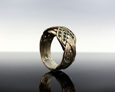 Lot 658 - An 18ct gold and emerald puzzle ring 10.9gm....