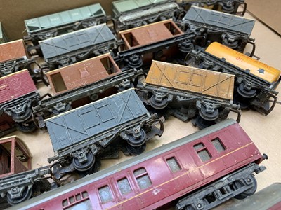 Lot 423 - Triang TT & OO Gauge - 3 boxes comprising: Box...