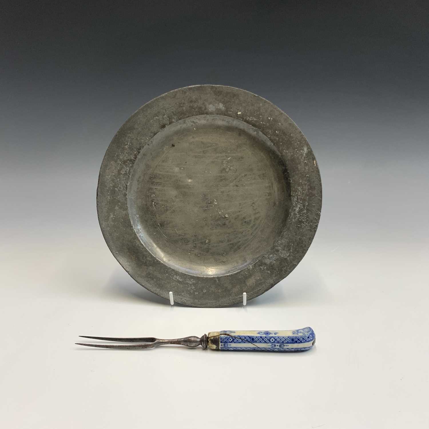 Lot 526 - An 18th century London pewter tavern plate,...