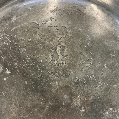 Lot 526 - An 18th century London pewter tavern plate,...