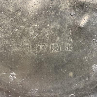 Lot 526 - An 18th century London pewter tavern plate,...