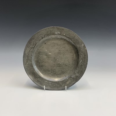 Lot 526 - An 18th century London pewter tavern plate,...