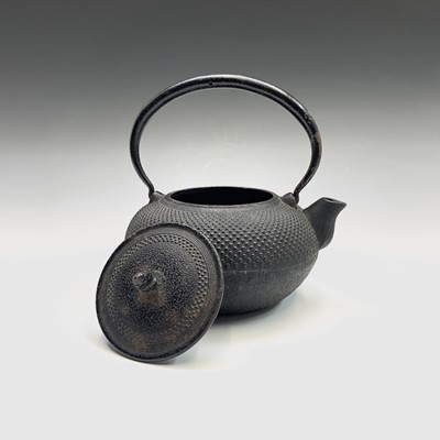 Lot 286 - A Japanese iron tetsubin (iron tea kettle),...