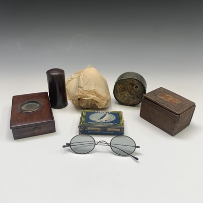 Lot 464 - A small assortment of items, to include a...