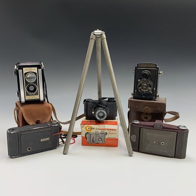 Lot 468 - A Voigtlander Brilliant camera and case,...