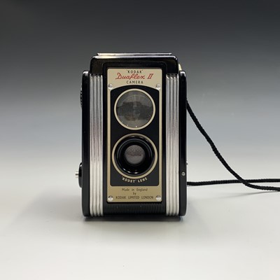 Lot 468 - A Voigtlander Brilliant camera and case,...