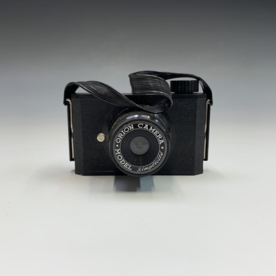 Lot 468 - A Voigtlander Brilliant camera and case,...