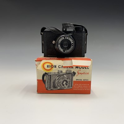 Lot 468 - A Voigtlander Brilliant camera and case,...