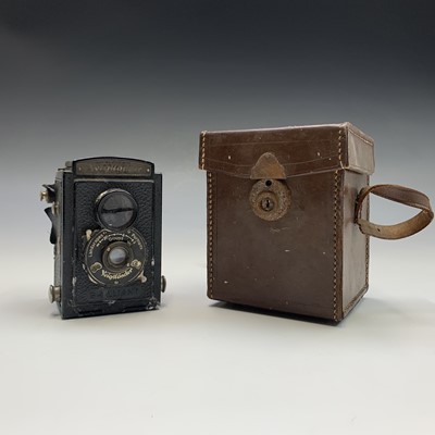 Lot 468 - A Voigtlander Brilliant camera and case,...