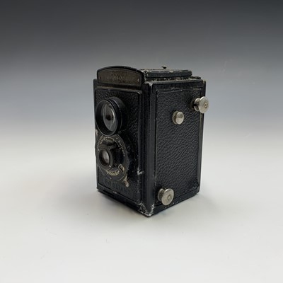 Lot 468 - A Voigtlander Brilliant camera and case,...