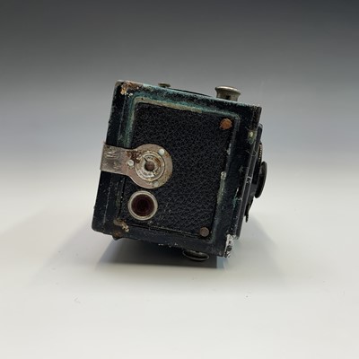 Lot 468 - A Voigtlander Brilliant camera and case,...