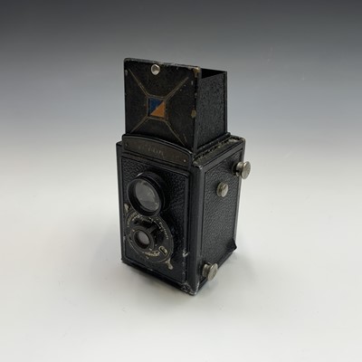 Lot 468 - A Voigtlander Brilliant camera and case,...
