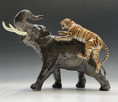 Lot 1092 - A large Beswick model of a tiger attacking an...