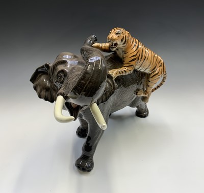 Lot 1092 - A large Beswick model of a tiger attacking an...