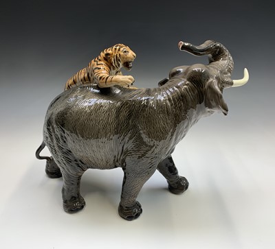 Lot 1092 - A large Beswick model of a tiger attacking an...